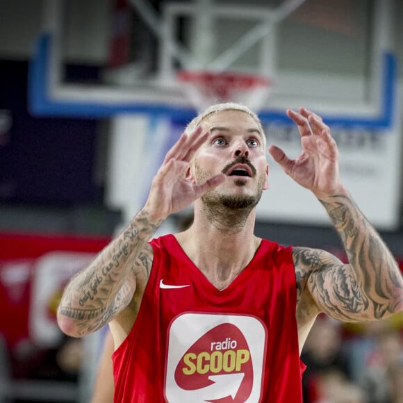 Tony Parker et Matt Pokora (M.Pokora) s'affrontent lors d'un match de basket par équipes dans le cadre d'une animation Radio Scoop au Gymnase Mado Bonnet à Lyon le 26 octobre 2023. 