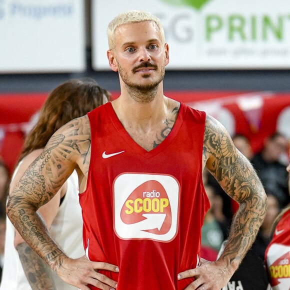 Matt Pokora a été critiqué pour sa tenue.
Tony Parker et Matt Pokora (M.Pokora) s'affrontent lors d'un match de basket par équipes dans le cadre d'une animation Radio Scoop au Gymnase Mado Bonnet à Lyon. 