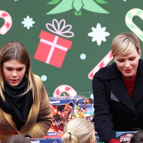 Camille Gottlieb et la princesse Charlène de Monaco - Remise de cadeaux de Noël aux enfants de la principauté dans la cour d'honneur du palais de Monaco, le 20 décembre 2023. © JC Vinaj / Pool / Bestimage 