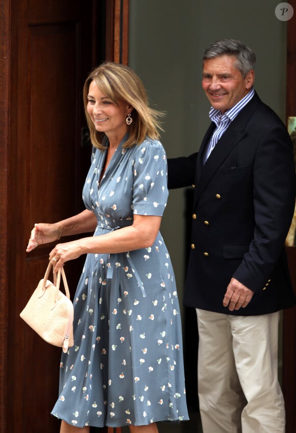Carole et Michael Middleton sont allés voir leur petit-fils, le nouveau ne de la famille royale, le bébé de Kate Middleton et du prince William, à la maternité de l'hopital St-Mary à Londres. Le 23 juillet 2013