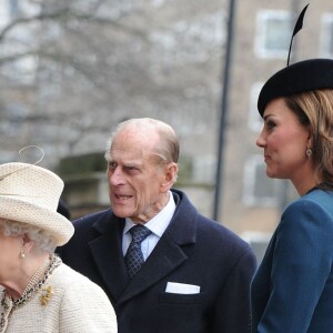 Kate Middleton en visite à la station de métro de Baker Street avec la reine Elizabeth II et le duc d'Edimbourg, le 20 mars 2013.