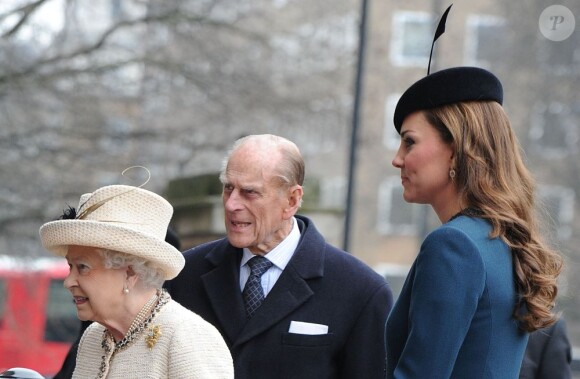 Kate Middleton en visite à la station de métro de Baker Street avec la reine Elizabeth II et le duc d'Edimbourg, le 20 mars 2013.