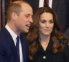 Un souci de plus pour la famille royale d'Angleterre ?
Le prince William et Kate Middleton quittent le théâtre Noël Coward après la représentation de la comédie musicale "Dear Evan Hansen" à Londres.