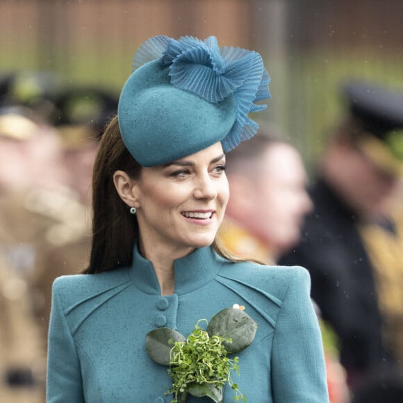 Mais également le 8 juin, en tant que colonelle des Irish Guards. 
La colonelle Catherine (Kate) Middleton, princesse de Galles, à l'assemblée annuelle des Irish Guards Parade de la St Patrick à Mons Barracks à Aldershot, le 17 mars 2023. Catherine (Kate) Middleton, princesse de Galles, a récemment été nommée colonelle de l'Irish Guards par le roi d'Angleterre. 