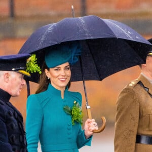 Le prince William, prince de Galles, et Catherine (Kate) Middleton, princesse de Galles, à l'assemblée annuelle des Irish Guards Parade de la St Patrick à Mons Barracks à Aldershot, le 17 mars 2023. Catherine (Kate) Middleton, princesse de Galles, a récemment été nommée colonelle de l'Irish Guards par le roi d'Angleterre. 