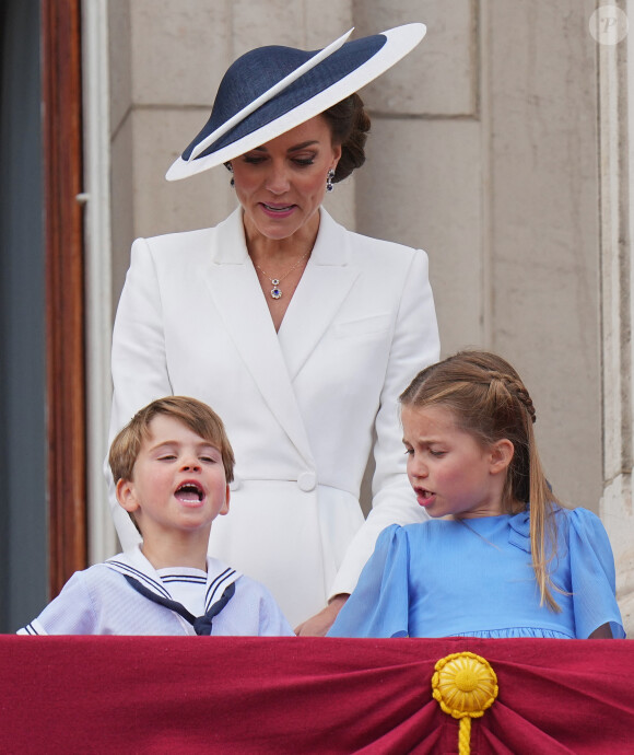 Trooping the Colour est une véritable tradition pour Kate Middleton. 
Catherine Kate Middleton, duchesse de Cambridge, le prince Louis et la princesse Charlotte - Les membres de la famille royale regardent le défilé Trooping the Colour depuis un balcon du palais de Buckingham à Londres lors des célébrations du jubilé de platine de la reine le 2 juin 2022. 