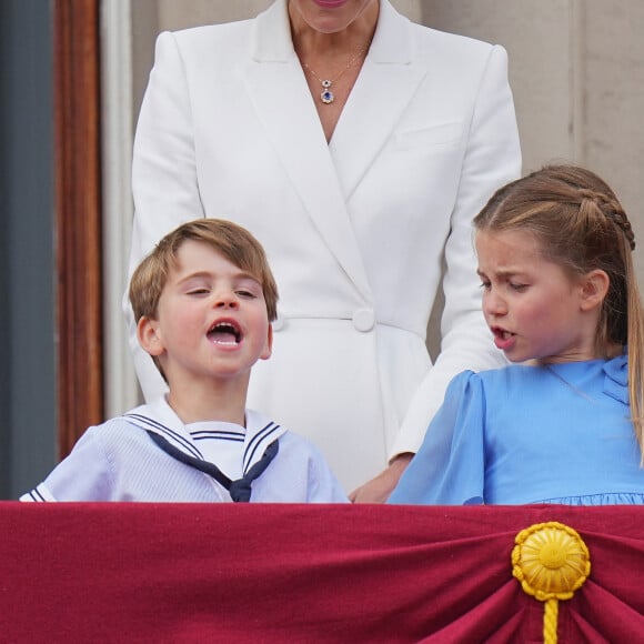 Trooping the Colour est une véritable tradition pour Kate Middleton. 
Catherine Kate Middleton, duchesse de Cambridge, le prince Louis et la princesse Charlotte - Les membres de la famille royale regardent le défilé Trooping the Colour depuis un balcon du palais de Buckingham à Londres lors des célébrations du jubilé de platine de la reine le 2 juin 2022. 