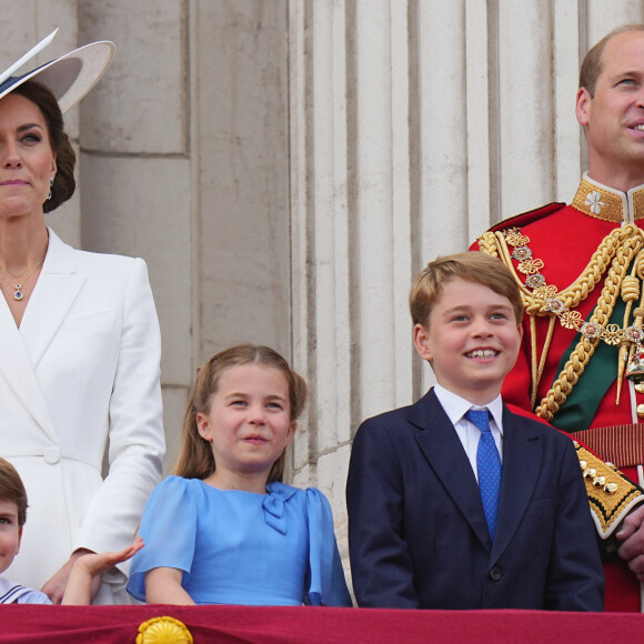Catherine Kate Middleton, duchesse de Cambridge, le prince William, duc de Cambridge et leurs enfants le prince Louis, la princesse Charlotte et le prince George - Les membres de la famille royale regardent le défilé Trooping the Colour depuis un balcon du palais de Buckingham à Londres lors des célébrations du jubilé de platine de la reine le 2 juin 2022. 