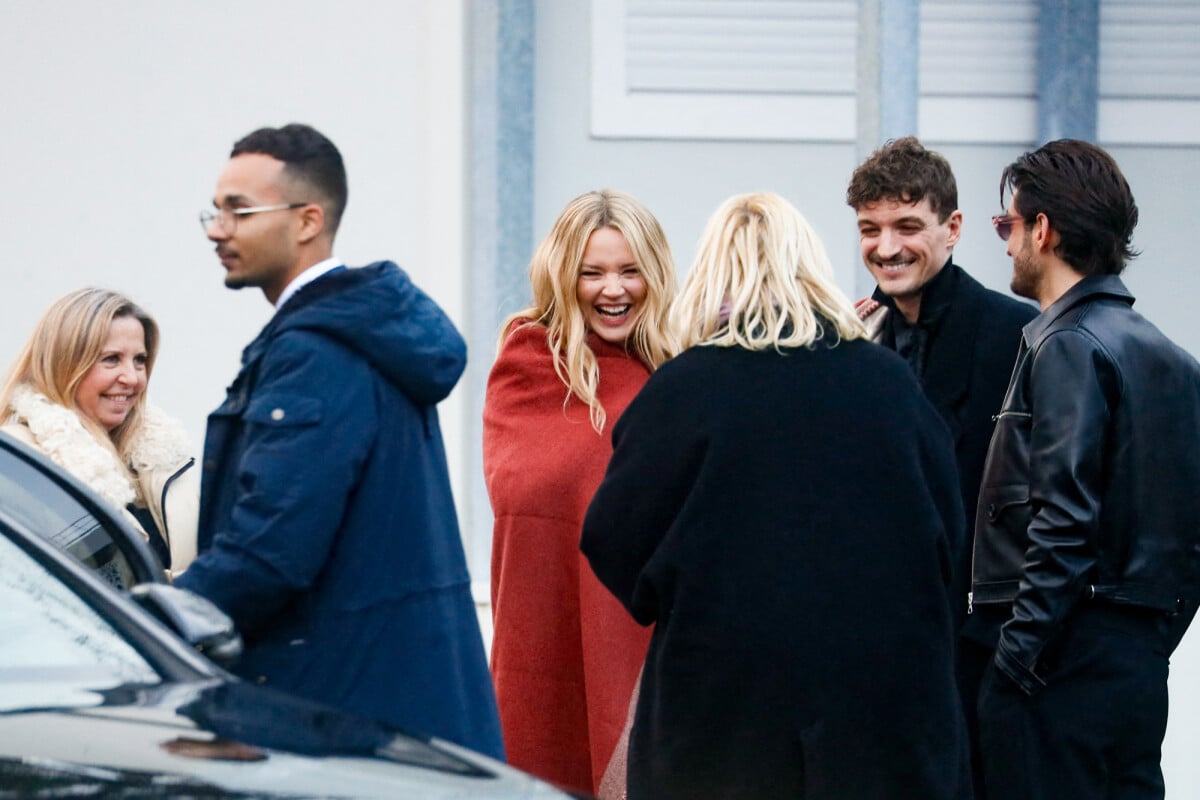 Photo : Niels Schneider et sa compagne Virginie Efira - Arrivées au défilé  Lacoste mode femme automne / hiver 2024-2025 au stade Roland-Garros lors de  la Fashion Week de Paris (PFW), à Paris, France, le 5 mars 2024. ©  Christophe Clovis/Bestimage ...