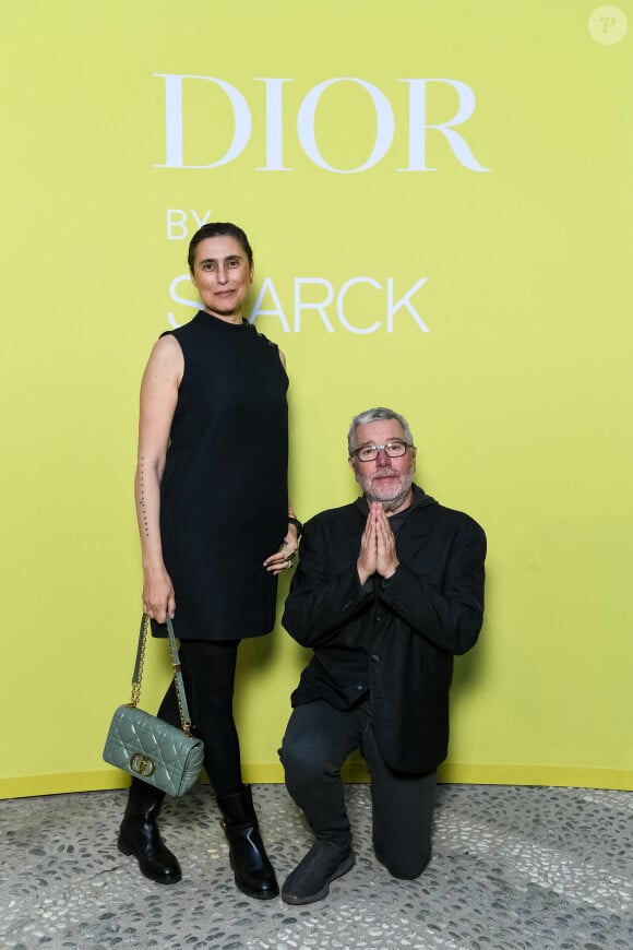 Le designer a précisé qu'elle avair "rejoint le soleil le 24 février 2024".
Jasmine Abdellatif Starck, Philippe Starck au photocall "Dior by Strack" lors de la Design Week à Milan, le 17 avril 2023.