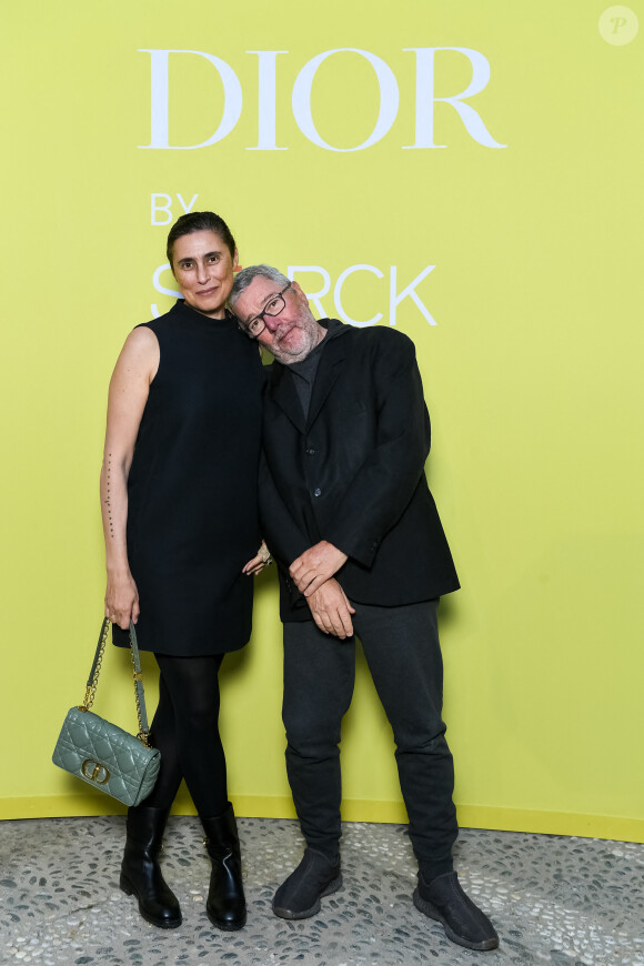 "Que serait la vie sans la permanence de la mort ?", a-t-il questionné.
Jasmine Abdellatif Starck, Philippe Starck au photocall "Dior by Strack" lors de la Design Week à Milan, le 17 avril 2023.