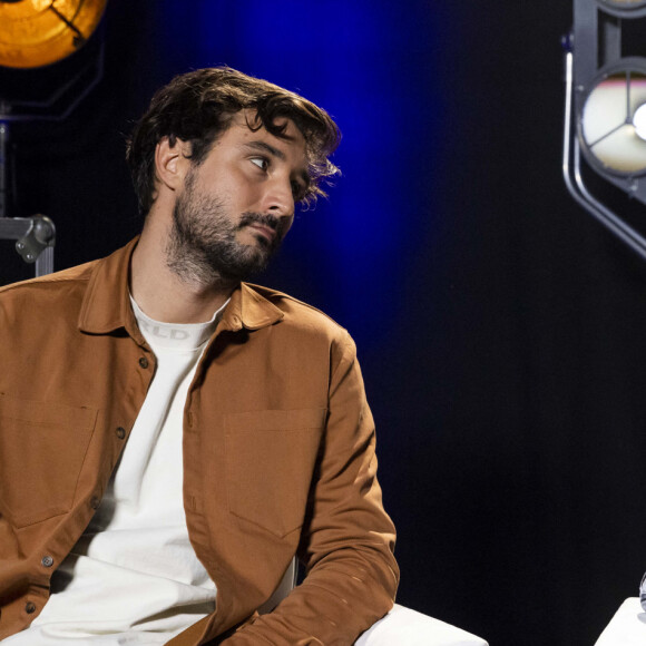 Exclusif - Jeremy Frerot et sa femme Laure Manaudou - Backstage - Enregistrement de l'émission "La Chanson secrète 11" à Paris, diffusée le 24 juin sur TF1. Le 15 janvier 2022. © Cyril Moreau / Bestimage