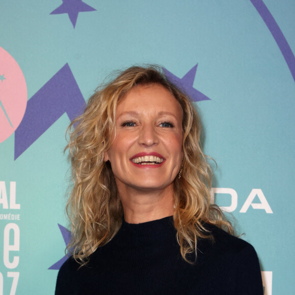 Elle s'est souvenue qu'une amie ORL de sa mère lui avait dit alors qu'elle entrait au Conservatoire : "Avec ta voix, jamais tu ne pourras faire de théâtre". 
Alexandra Lamy - 27ème Festival International du Film de Comédie de l'Alpe d'Huez le 17 janvier 2024. © Dominique Jacovides/Bestimage