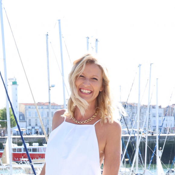 "Ça m'avait flinguée. J'ai pleuré toutes les larmes de mon corps", a-t-elle avoué au magazine Elle. 
Alexandra Lamy lors du photocall de la série "Killer Coaster" lors de la 25ème édition du Festival de la fiction de la Rochelle, France, le 13 septembre 2023. © Denis Guignebourg/BestImage