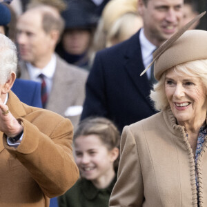 Le roi Charles III d'Angleterre et Camilla Parker Bowles, reine consort d'Angleterre lors de la messe de Noël à Sandringham le 25 décembre 2023