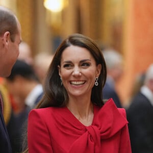 Le prince William, prince de Galles, et Catherine (Kate) Middleton, princesse de Galles, avec Choo Kyungho, vice-premier ministre coréen et Park Jin, ministre coréen des Affaires étrangères, regardent une exposition spéciale d'objets de la collection royale relative à la République de Corée dans la galerie de photos du palais de Buckingham à Londres, Royaume Uni, le 21 novembre 2023. 