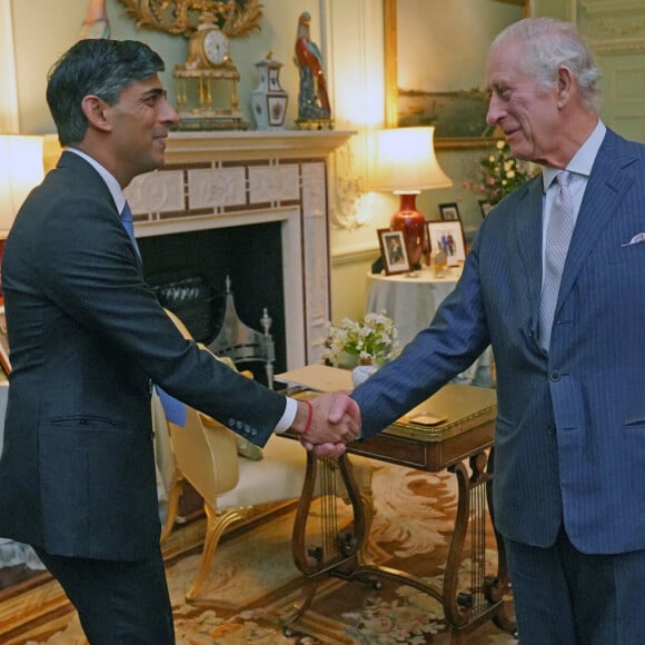 Le roi Charles III d'Angleterre, rencontre le Premier ministre britannique Rishi Sunak pour sa première audience en personne depuis le diagnostic de cancer du roi, au palais de Buckingham, à Londres, Royaume-Uni, le 21 février 2024. 