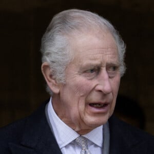 Charles III semble bien plus préoccupé par la santé de Kate Middleton que par la sienne
Le roi Charles III d'Angleterre quitte l'hôpital avec la reine consort Camilla après y avoir subi une opération de la prostate. Londres