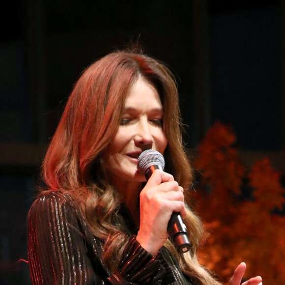 Carla Bruni Sarkozy donne un mini concert lors du Dîner " Korea invites the World ", donné à la Fondation Louis Vuitton par Mr Chey Tae-won, Président de la Chambre de Commerce et d'Industrie Coréenne. Paris, France, le 14 Octobre 2023. © Bertrand Rindoff Petroff / Bestimage 