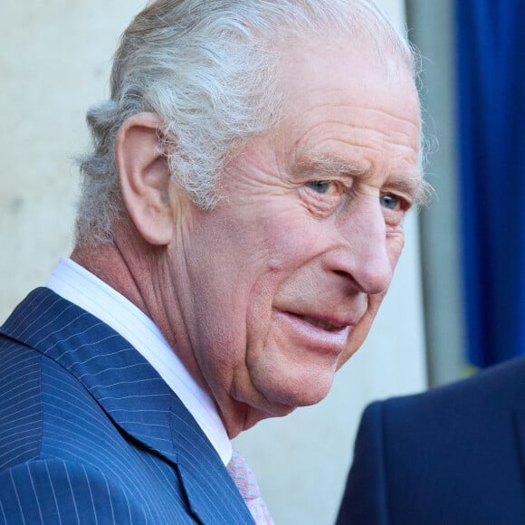 Le roi Charles III d'Angleterre - Le président de la République et sa femme raccompagnent le roi Charles III d'Angleterre et Camilla Parker Bowles, reine consort d'Angleterre, au palais de L'Elysée à Paris, France, le 21 septembre 2023, avant de partir pour Bordeaux, où le couple royal britannique poursuivra sa visite d'État de trois jours en France. © Jacovides / Moreau / Bestimage 