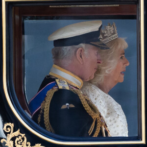 Le roi Charles III d'Angleterre et Camilla Parker Bowles, reine consort d'Angleterre, quittent Buckingham Palace avant le premier "discours du trône" devant la chambre des Lords au palais de Westminster à Londres, Royaume Uni, le 7 novembre 2023. 
