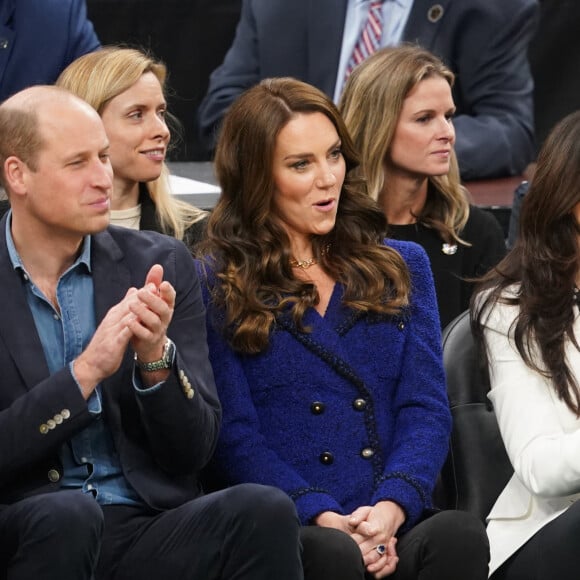 Le prince William, prince de Galles, et Catherine (Kate) Middleton, princesse de Galles, assistent au match de NBA "Boston Celtics - Miami Heat" au TD Garden à Boston, le 30 novembre 2022. 