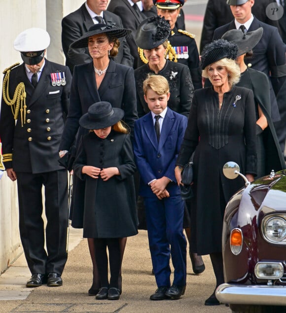 Kate Catherine Middleton, princesse de Galles, la princesse Charlotte et le prince George, la reine consort Camilla Parker Bowles, la comtesse Sophie de Wessex - Procession du cercueil de la reine Elizabeth II d'Angleterre de l'Abbaye de Westminster à Wellington Arch à Hyde Park Corner. Le 19 septembre 2022 