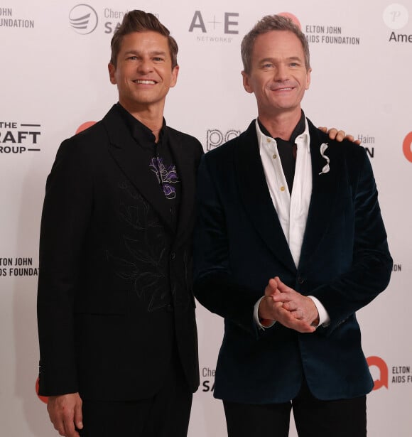 Neil Patrick Harris et son mari David Burtka - Photocall de la soirée annuelle de la Elton John AIDS Foundation à West Hollywood le 10 mars 2024. 