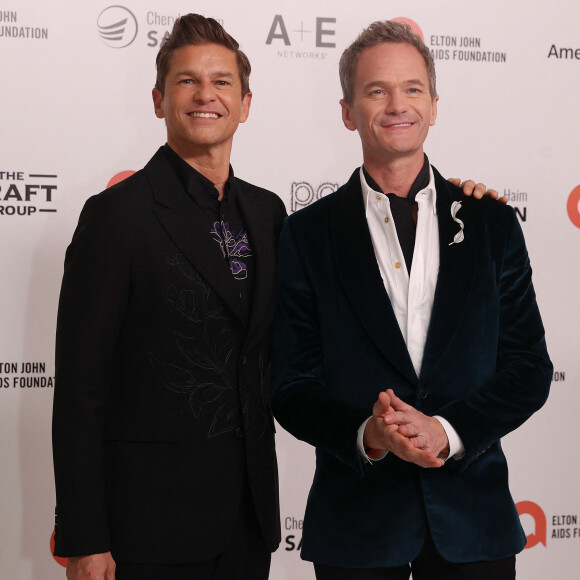 Neil Patrick Harris et son mari David Burtka - Photocall de la soirée annuelle de la Elton John AIDS Foundation à West Hollywood le 10 mars 2024. 