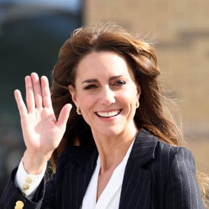 Le prince William, prince de Galles, et Catherine (Kate) Middleton, princesse de Galles, lors d'une visite au lycée Fitzalan de Cardiff, le 3 octobre 2023. Le couple princier est venu pour en apprendre davantage sur les cours professionnels proposés par l'école. 