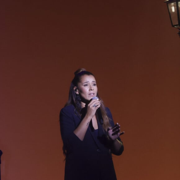 Exclusif - Chimène Badi - Chimène Badi chante Piaf aux Folies Bergère à Paris. Deux dates aux Folies Bergère, qui ont affichées complet, les 27 et 28 octobre pour son album intégral "Hommage à Piaf - Chimène chante Piaf", actuellement disponible. Chimène Badi est actuellement en tournée en France. © Jack Tribeca / Bestimage 