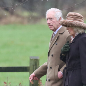 Le roi Charles III et la reine Camilla étaient absents. 
Le roi Charles III d'Angleterre et Camilla Parker Bowles, reine consort d'Angleterre, à la sortie de la messe du dimanche en l'église Sainte-Marie Madeleine à Sandringham. Le 18 février 2024 