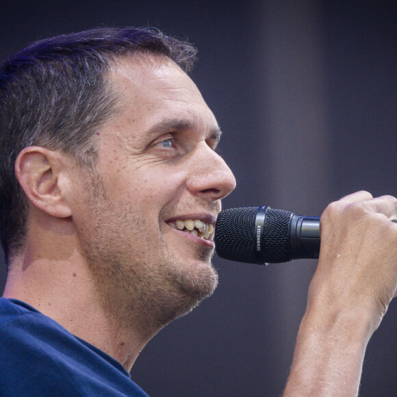 Le chanteur Fabien Marsaud dit Grand Corps Malade sur la scène du festival du Printemps de Pirogues à la Plaine de l'Ain à Saint-Vulbas. Le 1er juillet 2022. © Sandrine Thesillat / Panoramic / Bestimage