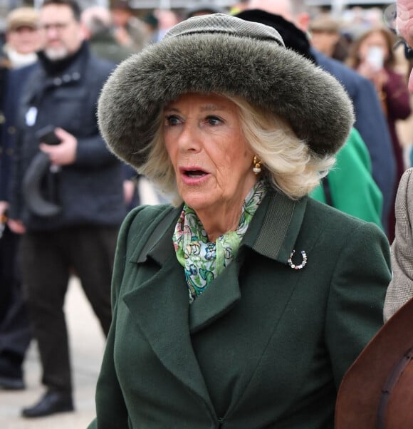 Elle y a notamment retrouvé la reine Camilla, qui s'est détendue après cette période difficile. 
Camilla Parker Bowles, reine consort d'Angleterre arrive au festival de Cheltenham 2024 le 13 mars 2024. 