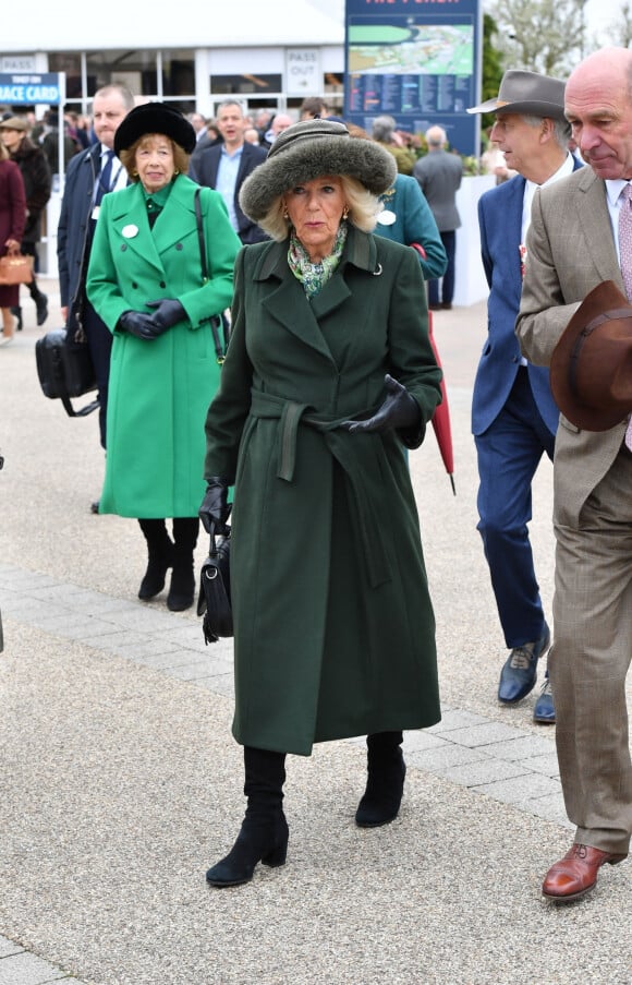 Une belle sortie en famille pour se libérer des tensions actuelles. 
Camilla Parker Bowles, reine consort d'Angleterre arrive au festival de Cheltenham 2024 le 13 mars 2024. 