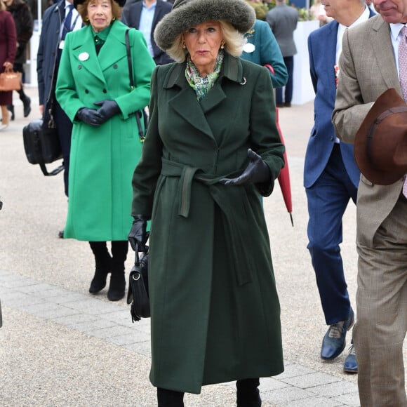 Une belle sortie en famille pour se libérer des tensions actuelles. 
Camilla Parker Bowles, reine consort d'Angleterre arrive au festival de Cheltenham 2024 le 13 mars 2024. 