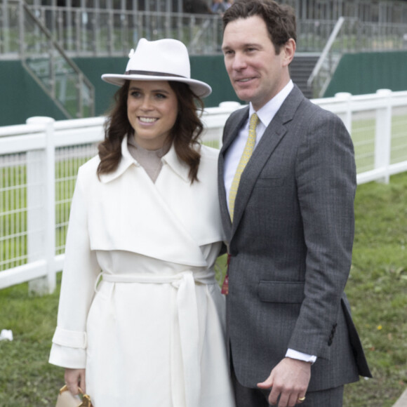 Eugénie d'York, rayonnante et angélique, ont fait une apparition dans un festival britannique.
Princess Eugenie, Jack Brooksbank - La princesse Eugenie et son mari J.Brooksbank, M.Tindall et sa femme Z.Phillips (Z.Tindall), au festival de Cheltenham. 