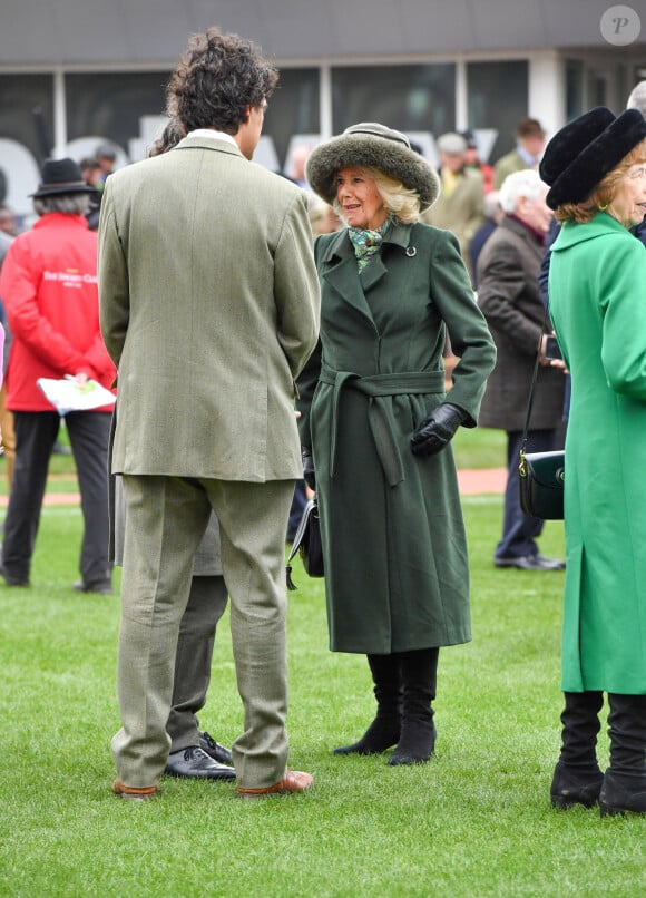 Camilla Parker Bowles, reine consort d'Angleterre, lors du festival hippique de Cheltenham, le 13 mars 2024. 