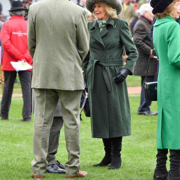 Camilla Parker Bowles, reine consort d'Angleterre, lors du festival hippique de Cheltenham, le 13 mars 2024. 