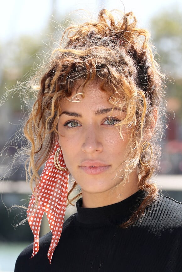 Manon Azem au photocall de la série "Prise au piège" lors de la 21e édition du Festival de la Fiction TV de la Rochelle le 12 septembre 2019. © Patrick Bernard / Bestimage