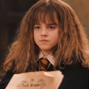 Elle a d'ailleurs prêté ses cordes vocales à un très célèbre personnage... il s'agit de Hermione Granger dans la saga Harry Potter, incarnée par Emma Watson sur grand écran.
Emma Watson dans les films "Harry Potter".