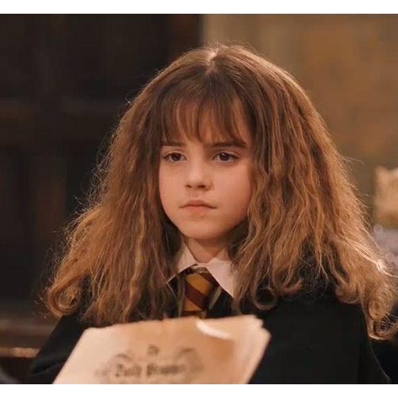 Elle a d'ailleurs prêté ses cordes vocales à un très célèbre personnage... il s'agit de Hermione Granger dans la saga Harry Potter, incarnée par Emma Watson sur grand écran.
Emma Watson dans les films "Harry Potter".