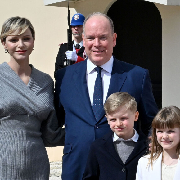 Et notamment le prince Albert, sa femme et ses enfants.
Le prince Albert II de Monaco fête son anniversaire (66 ans) avec la princesse Charlène de Monaco et leurs enfants, le prince Jacques de Monaco, marquis des Baux, et la princesse Gabriella de Monaco, comtesse de Carladès, sur la Place du Palais princier de Monaco, le 14 mars 2024. © Bruno Bebert/Bestimage 