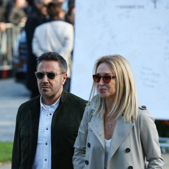 José Garcia et sa femme Isabelle Doval - Sorties des obsèques du journaliste, animateur de télévision et animateur de radio français Philippe Gildas en la salle de la Coupole au crématorium du cimetière du Père-Lachaise à Paris, France, le 5 novembre 2018.