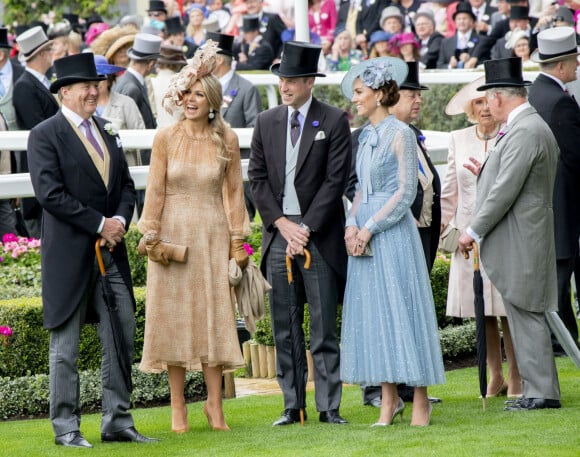 "Au moins, je ne l'ai pas photoshoppée", a-t-il ironisé. 
Catherine (Kate) Middleton, duchesse de Cambridge, le prince William, duc de Cambridge, le roi Willem-Alexander des Pays-Bas, la reine Maxima des Pays-Bas, le prince Charles, prince de Galles et Camilla Parker Bowles, duchesse de Cornouailles - La famille royale britannique et les souverains néerlandais lors de la première journée des courses d'Ascot 2019, à Ascot, Royaume Uni, le 18 juin 2019.