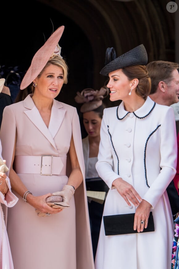 Alors qu'une fillette lui a fait savoir qu'elle avait un photo de toute sa famille, le roi a jugé bon de faire une boutade.
La reine Maxima des Pays-Bas, Catherine (Kate) Middleton, duchesse de Cambridge, lors de la cérémonie annuelle de l'Ordre de la Jarretière (Garter Service) au château de Windsor. 