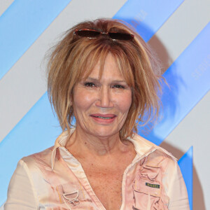 "Quand j'ai des sourires, je me rends compte que j'ai beaucoup de chance", a déclaré l'actrice
Clémentine Célarié au photocall de la série "Les randonneuses" lors du festival Series Mania à Lille le 19 mars 2023. © Stéphane Vansteenkiste / Bestimage 