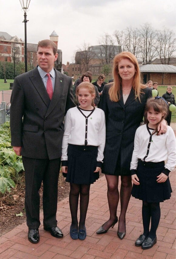 C'est aussi à cet endroit que la princesse Beatrice s'était mariée en 2020, à l'époque de la pandémie
Archives - Le prince Andrew, duc d'York, son ex-femme Sarah Ferguson, duchesse d'York, et leurs filles la princesse Eugenie et la princesse Beatrice à Windsor. Le 26 mars 1999 