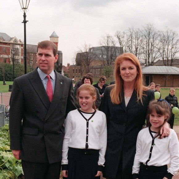 C'est aussi à cet endroit que la princesse Beatrice s'était mariée en 2020, à l'époque de la pandémie
Archives - Le prince Andrew, duc d'York, son ex-femme Sarah Ferguson, duchesse d'York, et leurs filles la princesse Eugenie et la princesse Beatrice à Windsor. Le 26 mars 1999 