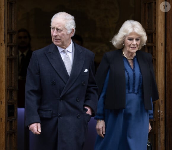 Le roi Charles III d'Angleterre quitte l'hôpital avec la reine consort Camilla après y avoir subi une opération de la prostate. Londres, le 29 janvier 2024. 